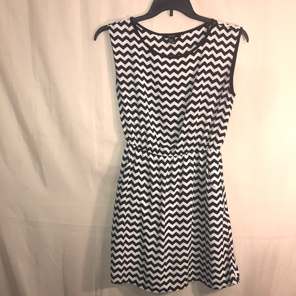 Forever 21 Sleeveless Black and White Dress Size Medium - Picture 1 of 8